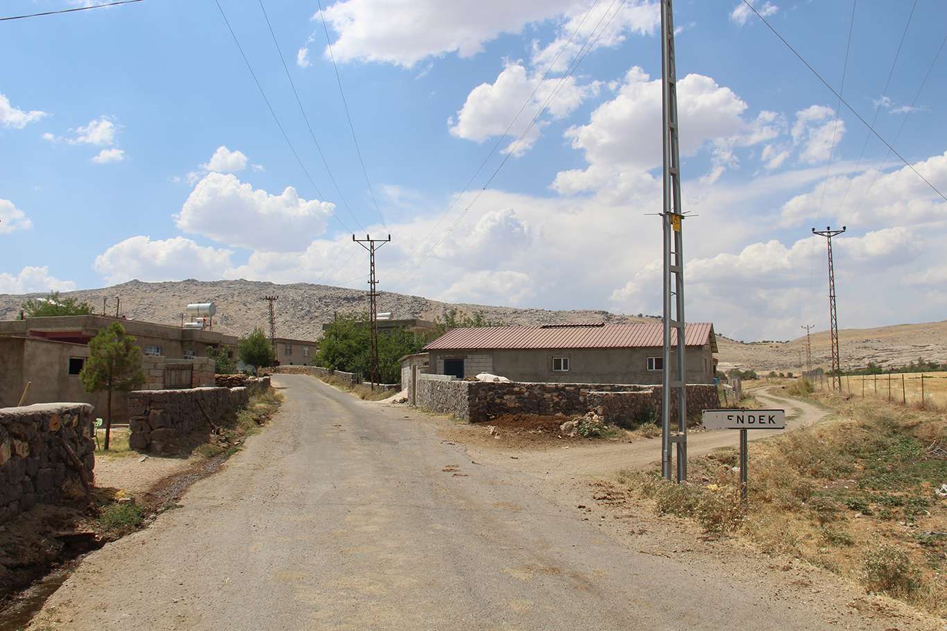 ​20 yıldır suya hasret kalan mahalle sakinleri yetkililere seslendi: Su sorunumuz çözülsün